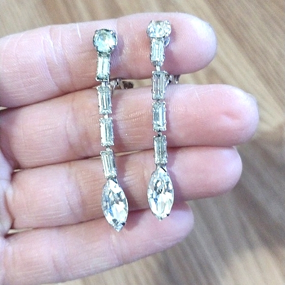 Jewelry - 💥CLEARANCE💥VINTAGE 4-PRONG BAGUETTE & TEARDROP CRYSTALS LEVERBACK 2" EARRINGS